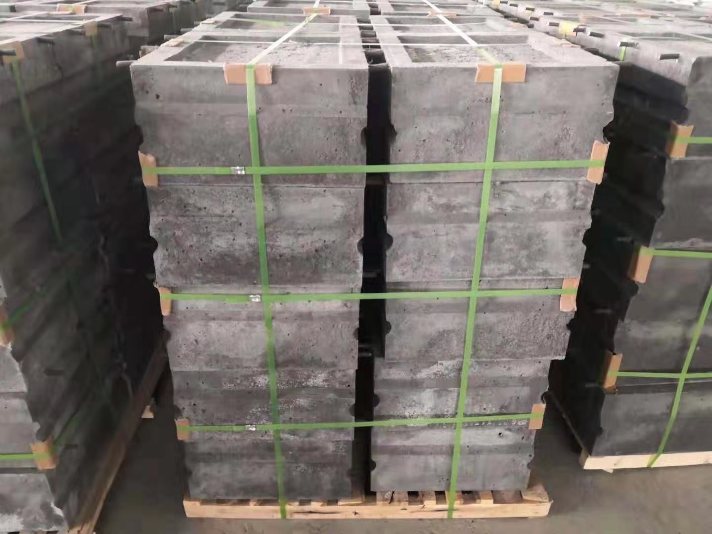 使用預制件比使用澆注料強嗎？